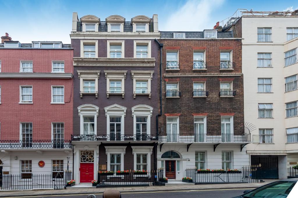 una fila de edificios altos en una calle de la ciudad en Hertfords Mayfair, en Londres