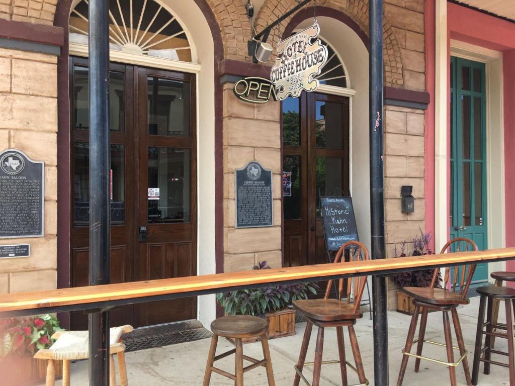 un restaurante con 2 sillas y una mesa frente a él en Historic Kahn Hotel, en Jefferson