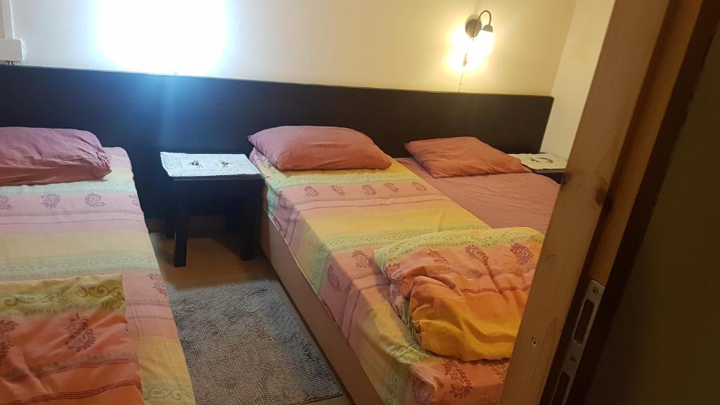 um quarto com três camas num quarto em Shavit Simple room em Arbel