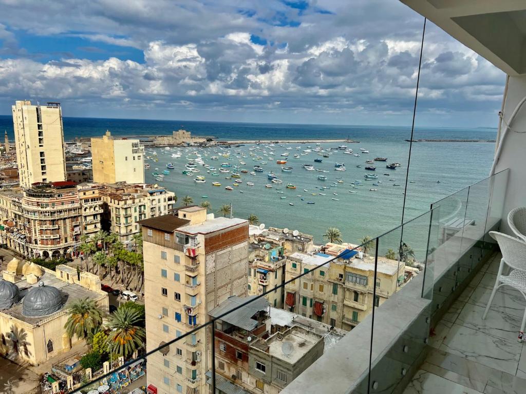 een uitzicht op een stad met boten in het water bij Sea View Paradise in Alexandrië