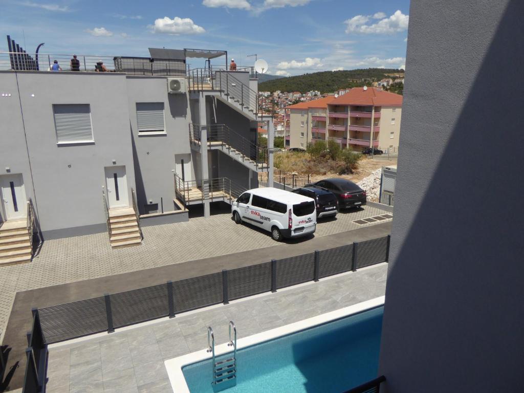 Bazén v ubytovaní Apartament Wioletta Ciovo Okrug Gornji alebo v jeho blízkosti