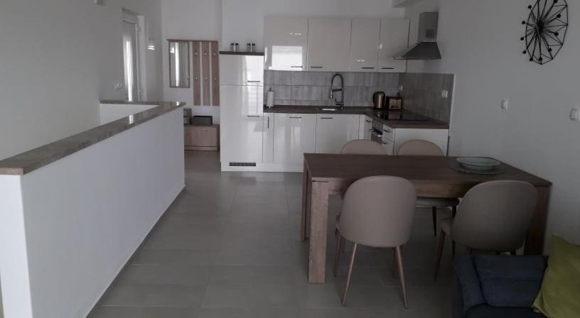 Kuchyňa alebo kuchynka v ubytovaní Apartament Wioletta Ciovo Okrug Gornji