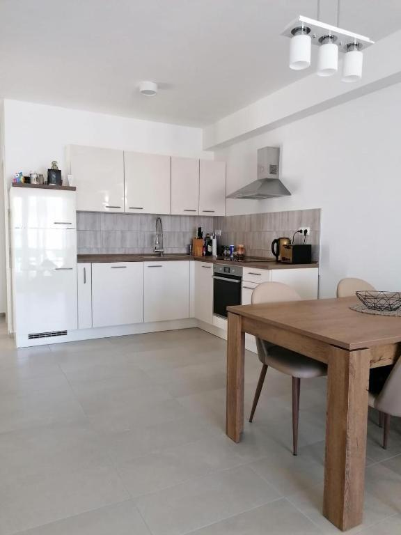 Kuchyňa alebo kuchynka v ubytovaní Apartament Wioletta Ciovo Okrug Gornji