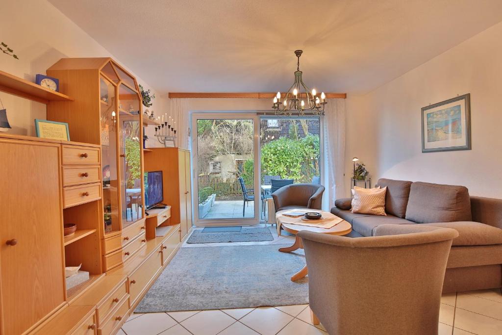 a living room with a couch and a table at Strandschlößchen Strandschlösschen Appartement 3 in Haffkrug
