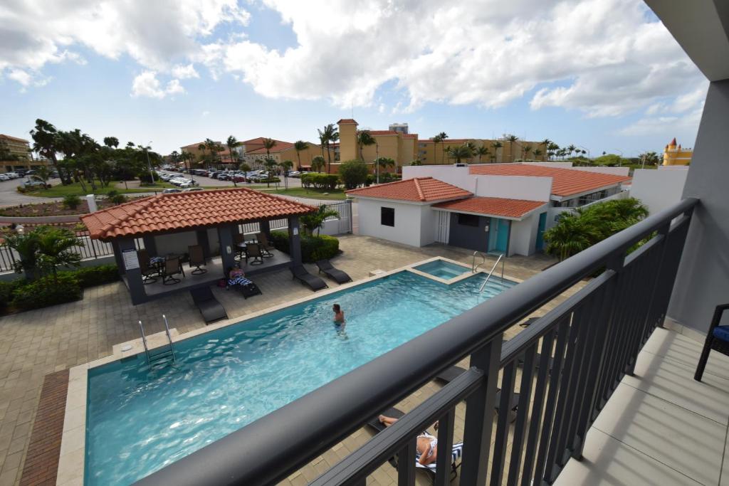 Bazén v ubytování Arena Condos Aruba - few steps from Eagle Beach! nebo v jeho okolí
