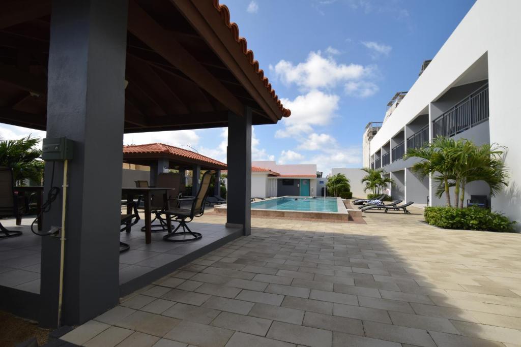 Bazén v ubytování Arena Condos Aruba - few steps from Eagle Beach! nebo v jeho okolí