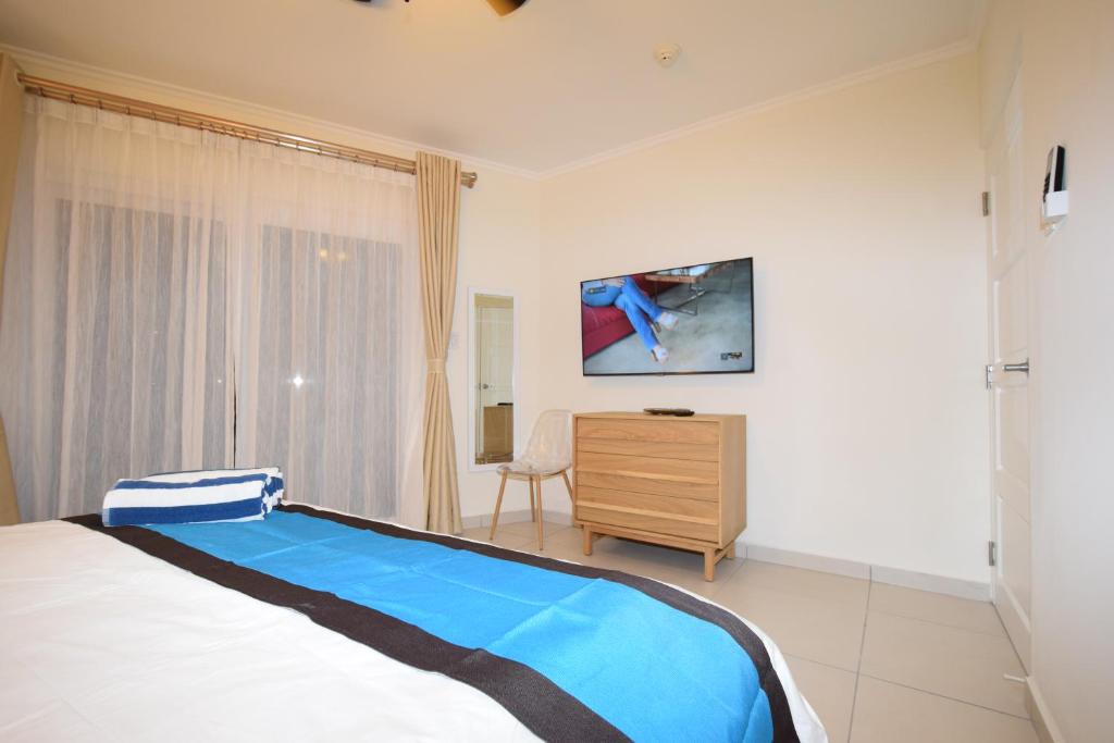TV a/nebo společenská místnost v ubytování Arena Condos Aruba - few steps from Eagle Beach!