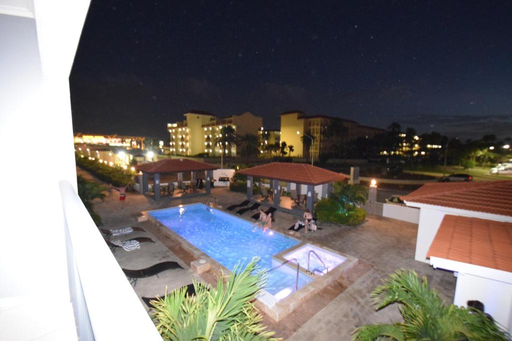 Bazén v ubytování Arena Condos Aruba - few steps from Eagle Beach! nebo v jeho okolí