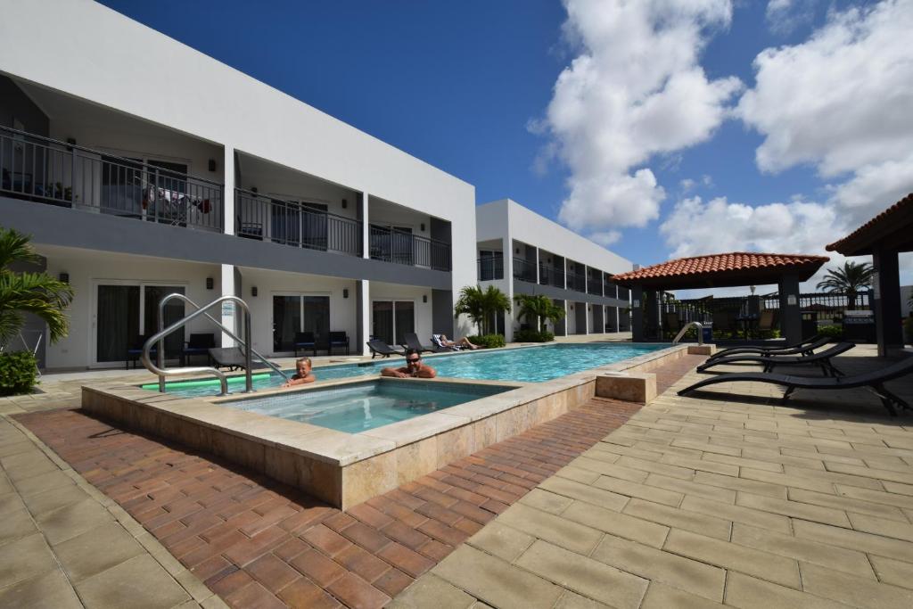 Bazén v ubytování Arena Condos Aruba - few steps from Eagle Beach! nebo v jeho okolí