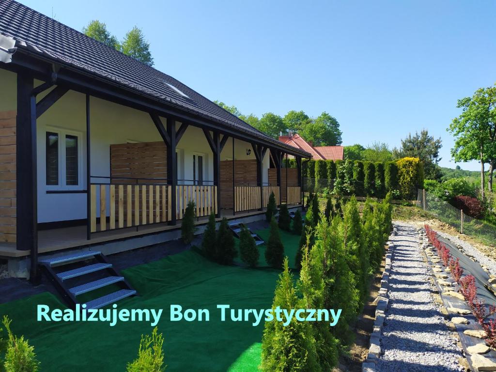 un jardín de una casa con una valla en Apartamenty Asturia Rymanów Zdrój, en Rymanów-Zdrój