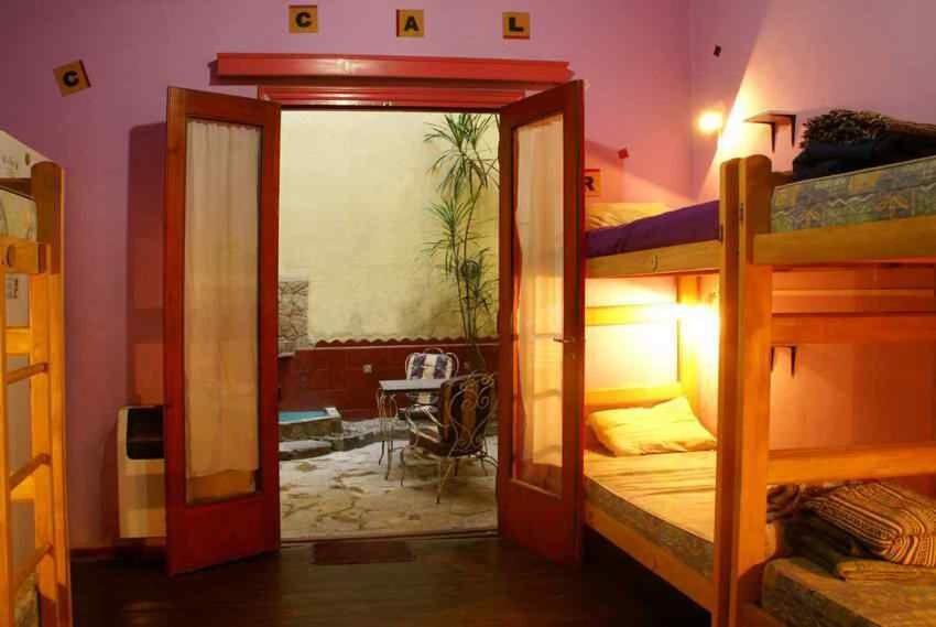 Hostel La Casona de Don Jaime 2 and Suites HI tesisinde bir ranza yatağı veya ranza yatakları