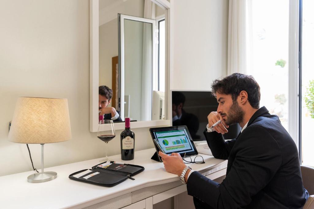 TV a/nebo společenská místnost v ubytování Victoria Palace Hotel & Zen Wellness