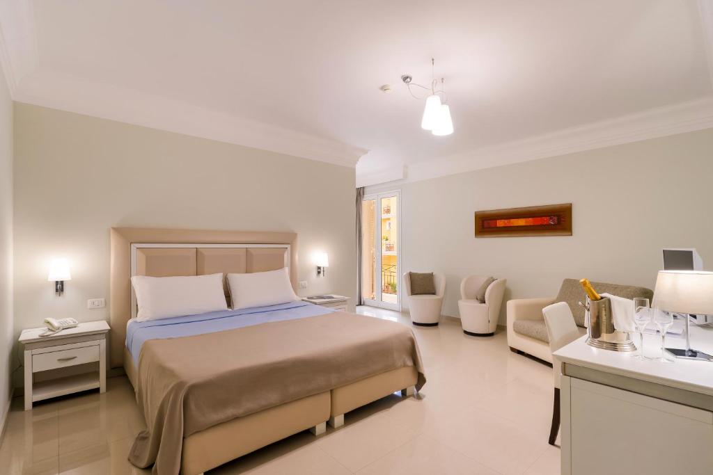 Postel nebo postele na pokoji v ubytování Victoria Palace Hotel & Zen Wellness