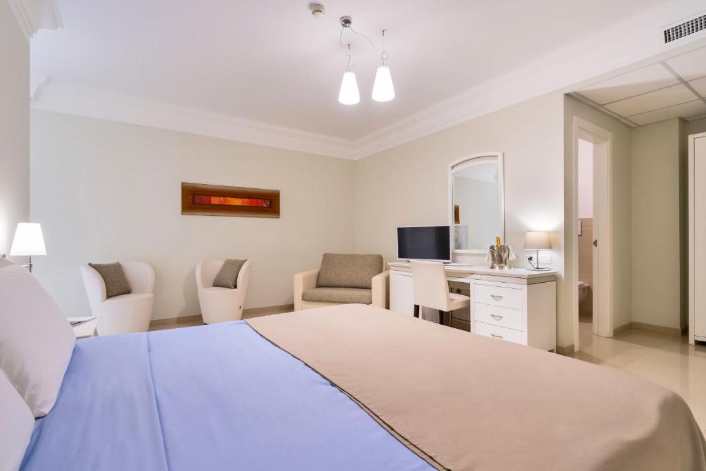 Postel nebo postele na pokoji v ubytování Victoria Palace Hotel & Zen Wellness