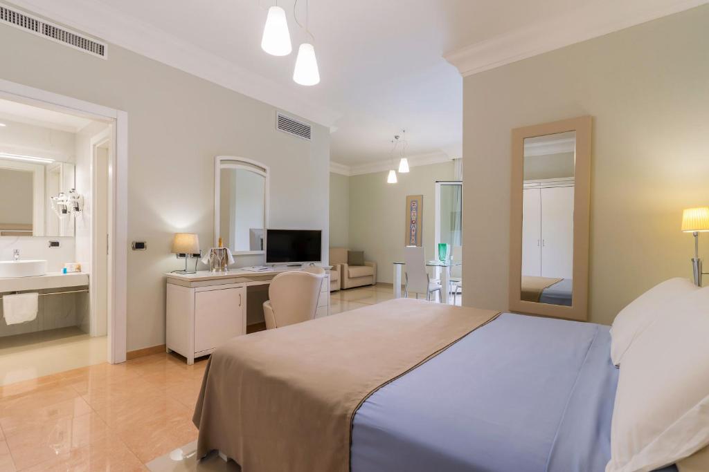 Postel nebo postele na pokoji v ubytování Victoria Palace Hotel & Zen Wellness