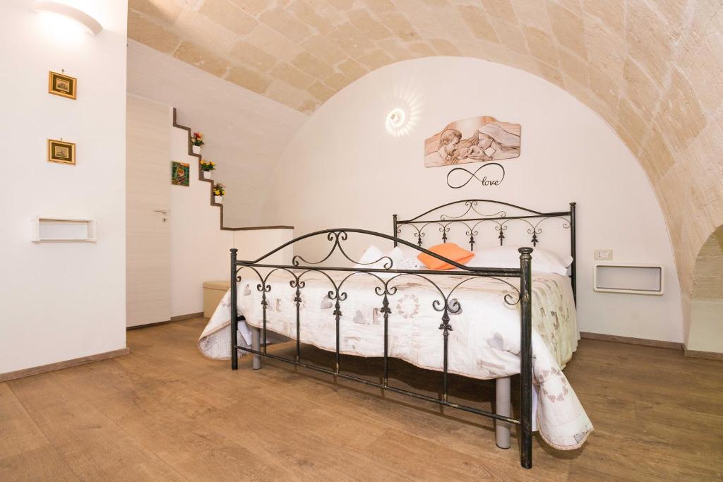 
a bedroom with a bed and a dresser at Un Rubino fra i Sassi in Matera
