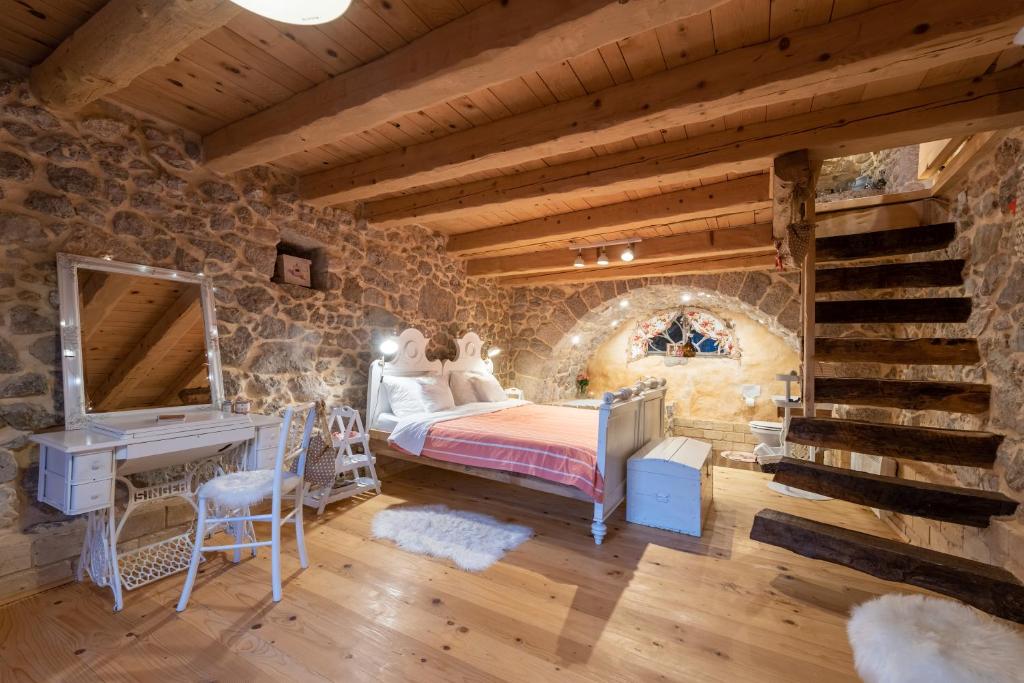 Posteľ alebo postele v izbe v ubytovaní Villa Festina Lente - cosy & authentic villa with private heated pool