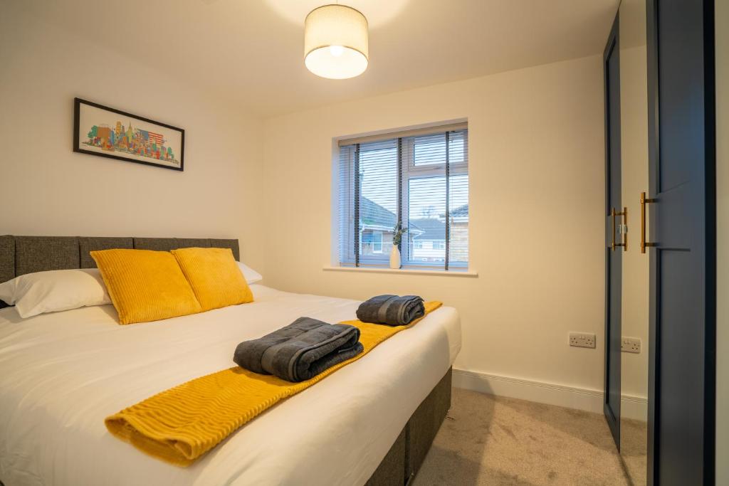 ein Schlafzimmer mit einem Bett mit zwei Handtüchern darauf in der Unterkunft Mill Road Apartment First Floor in Crawley