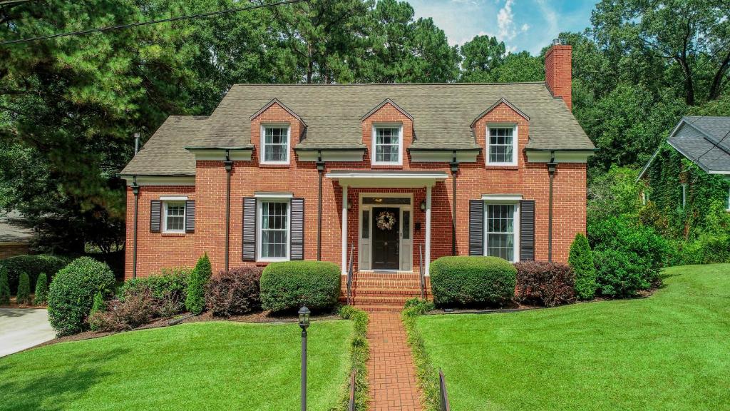 Capstone Pool House - Housity