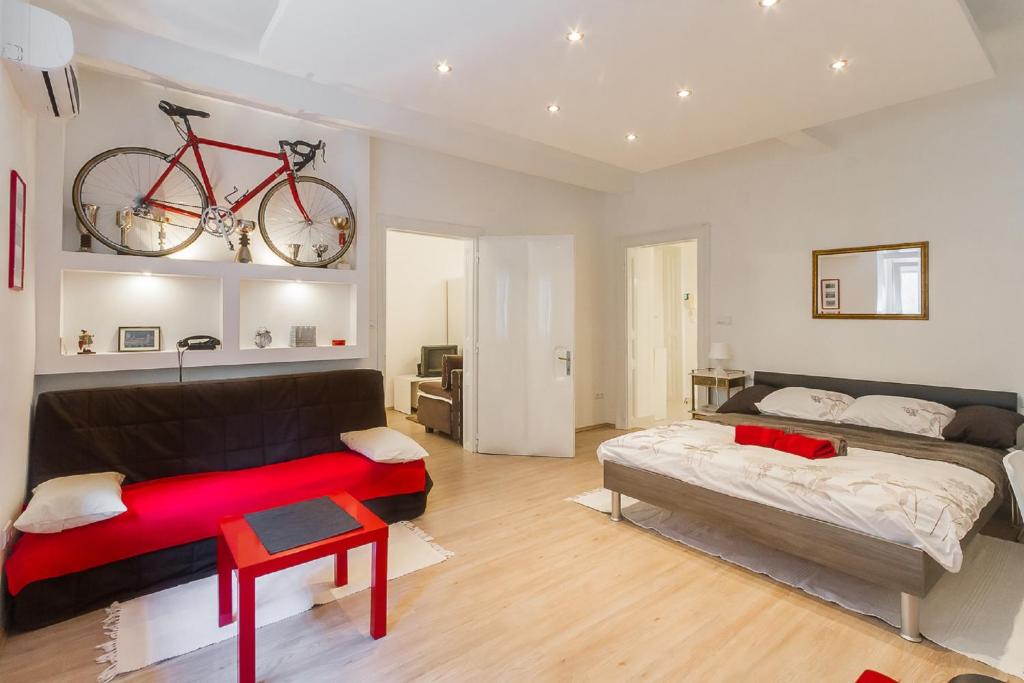 1 dormitorio con 1 cama y una bicicleta en la pared en Apartment Red Bike, en Zagreb