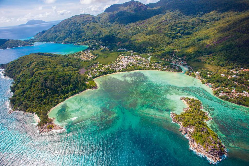 una vista aérea de una isla en el océano en Constance Ephelia en Port Glaud