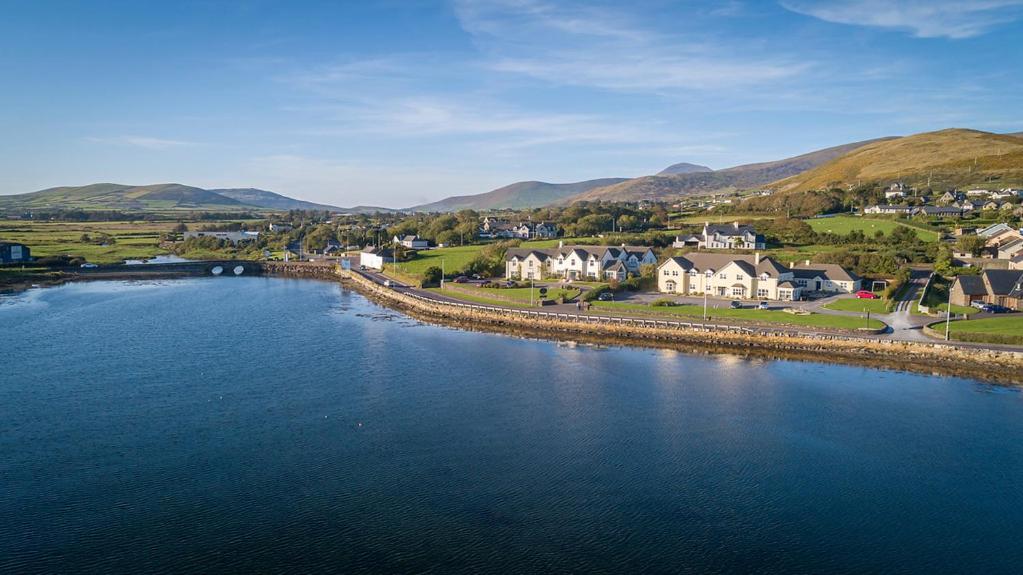 una vista aerea di un grande corpo idrico di Heatons Guesthouse a Dingle
