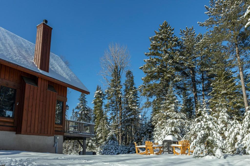 4-Bedroom Chalet Fraternite in Lac-Superieur Tremblant v zimě