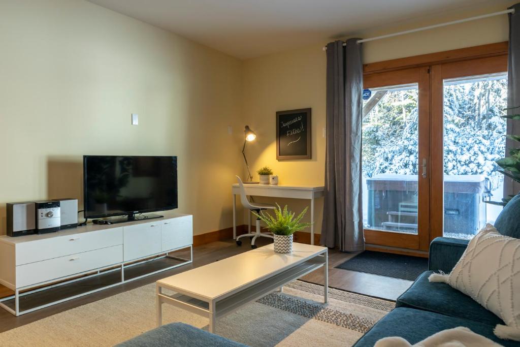 TV a/nebo společenská místnost v ubytování 4-Bedroom Chalet Fraternite in Lac-Superieur Tremblant