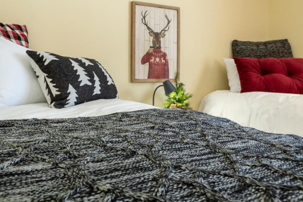 Postel nebo postele na pokoji v ubytování 4-Bedroom Chalet Fraternite in Lac-Superieur Tremblant