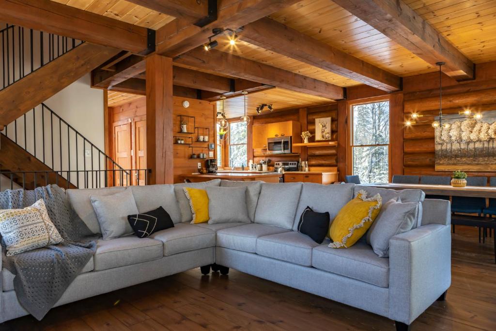Posezení v ubytování 4-Bedroom Chalet Fraternite in Lac-Superieur Tremblant