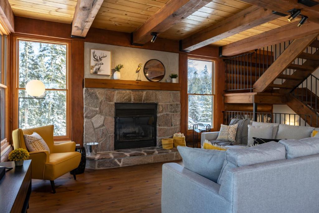 Posezení v ubytování 4-Bedroom Chalet Fraternite in Lac-Superieur Tremblant