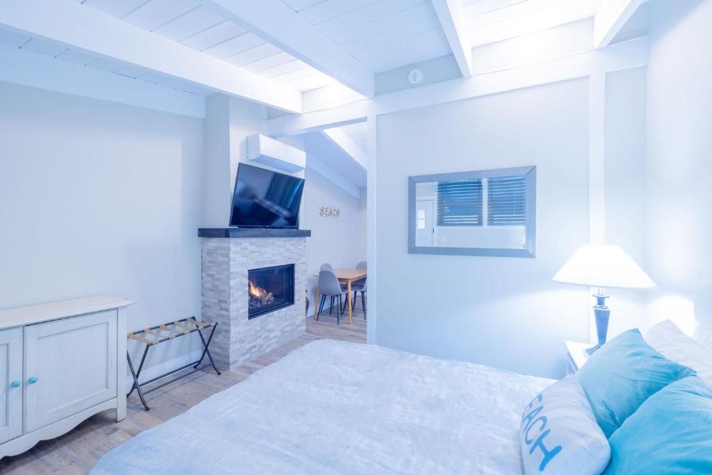 a bedroom with a bed and a fireplace and a tv at Boutique Suite #3 in Blue Mountains