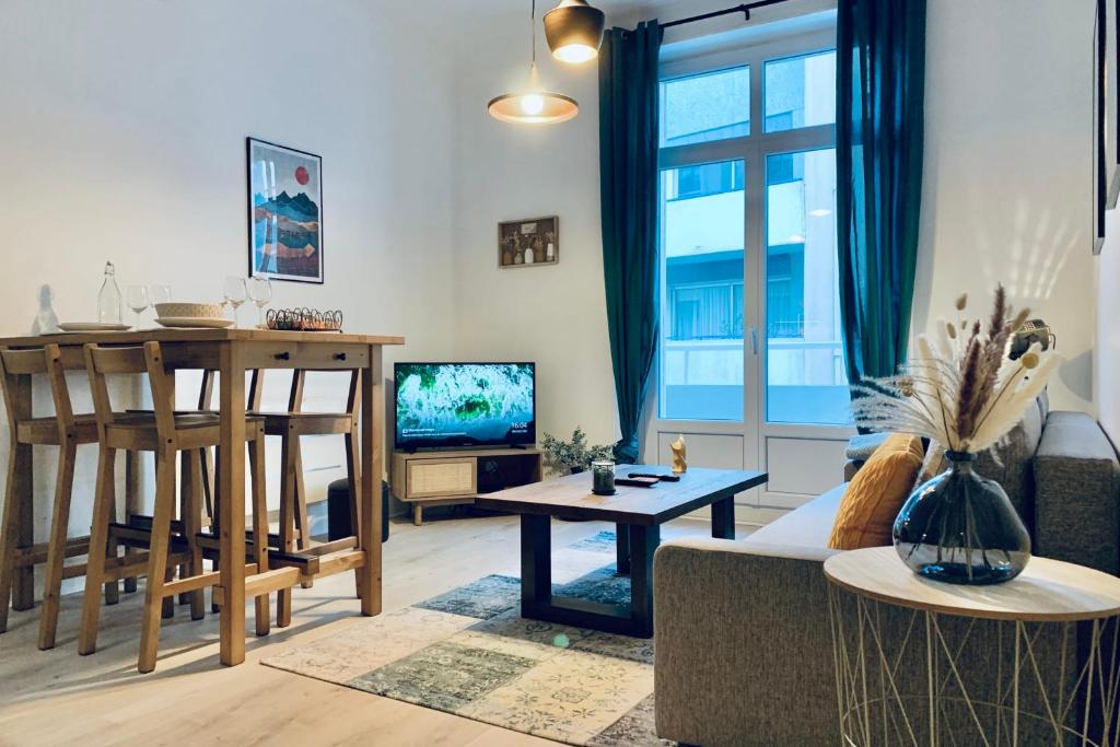 un salon avec un canapé et une télévision dans l'établissement #CL Le Majordome City center Renovated, à Grenoble