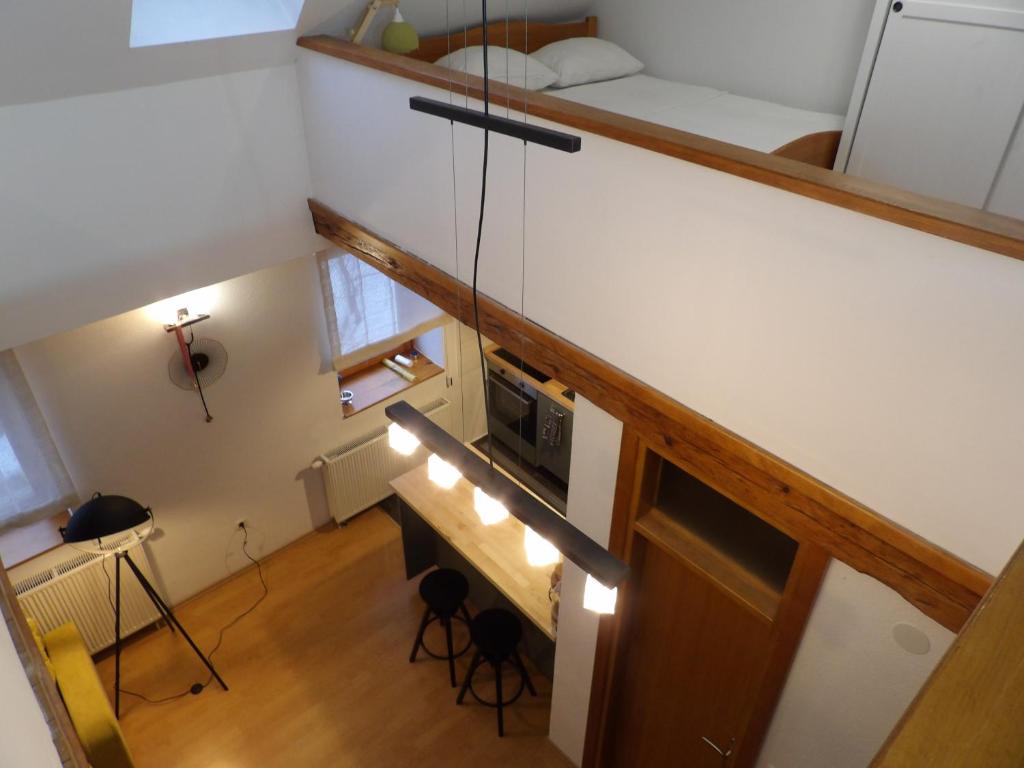 einen Blick über ein Zimmer mit einem Tisch und einem Bett in der Unterkunft Apartman Matea 4 in Gospić