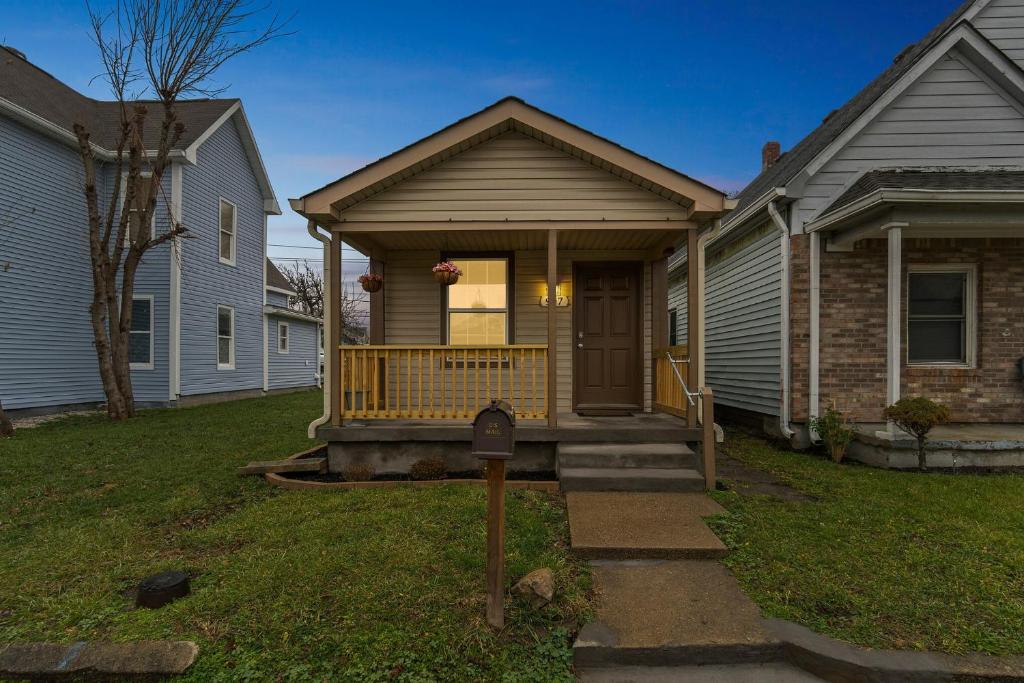 Updated Bunk House 4 Minutes to Lucas Oil - 8 Minutes to Downtown home - Housity