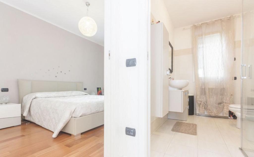 Łóżko lub łóżka w pokoju w obiekcie CaseOspitali - Casa La Vela, raffinato bilocale con balcone