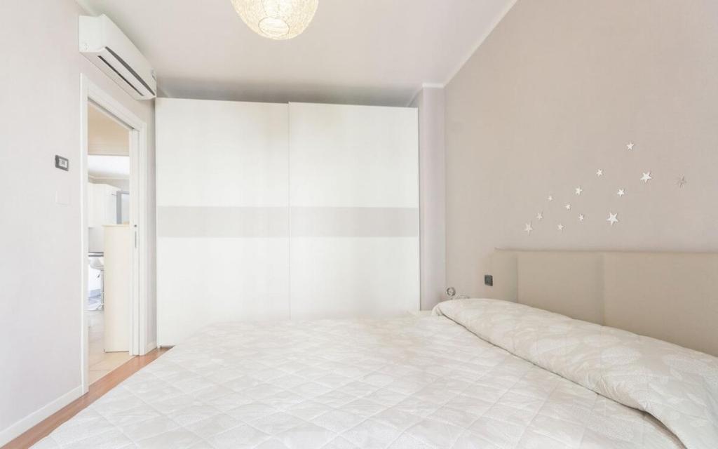 Łóżko lub łóżka w pokoju w obiekcie CaseOspitali - Casa La Vela, raffinato bilocale con balcone