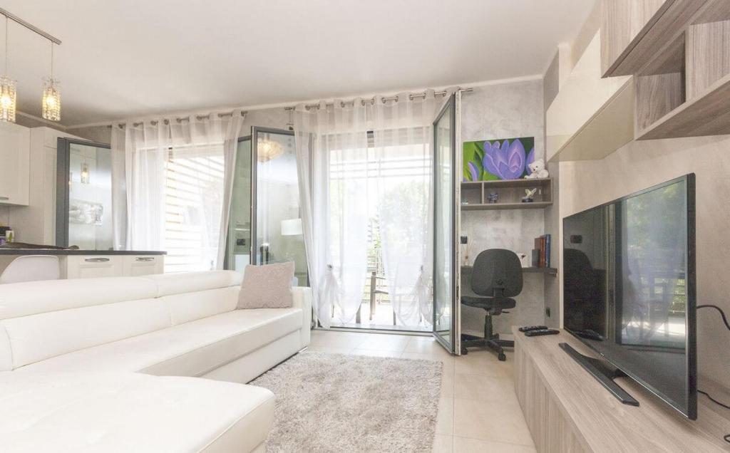 Telewizja i/lub zestaw kina domowego w obiekcie CaseOspitali - Casa La Vela, raffinato bilocale con balcone