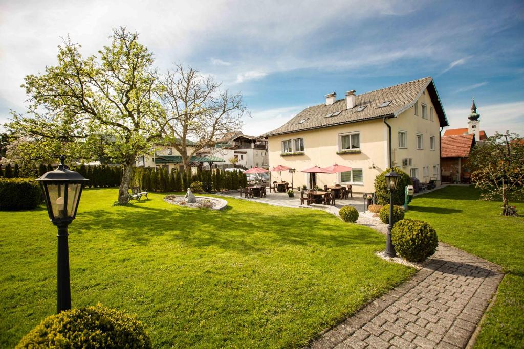 un patio con una casa y un semáforo en Pension Knoll, en Schörfling am Attersee