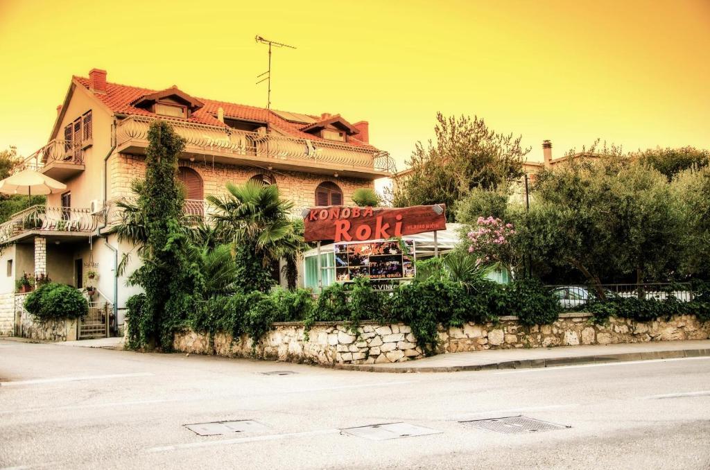 un edificio con un cartel para un restaurante de rock en Apartments Mićin, en Vodice