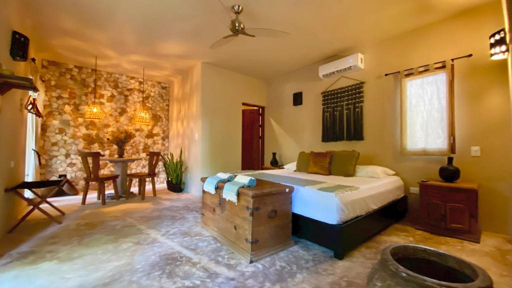 - une chambre avec un lit et un mur en pierre dans l'établissement Hotel Boutique Refugio 41, à Valladolid