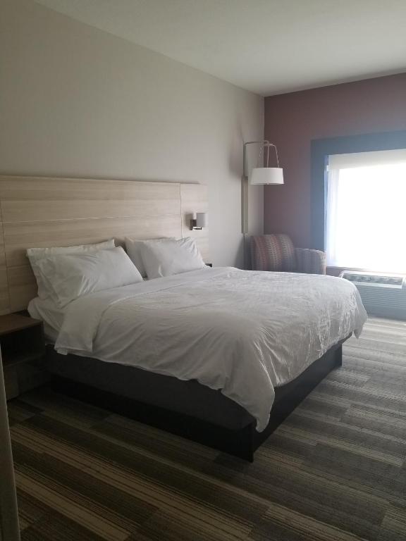 Holiday Inn Express Hotel & Suites McPherson by IHG - King Suite With Roll-in Shower - Mobility Access