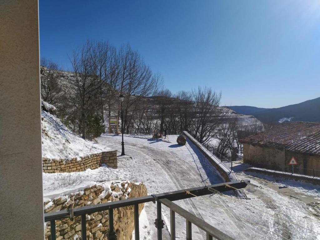 una colina cubierta de nieve con una rampa y un edificio en Apartamento María en Valdelinares VUTE-21-041 en Valdelinares