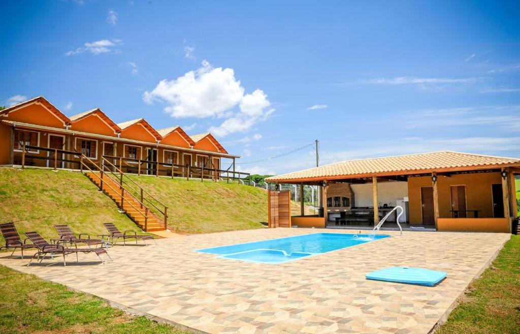 een resort met een zwembad voor een gebouw bij NOVO Incrível chácara com WiFi em Socorro SP in Socorro