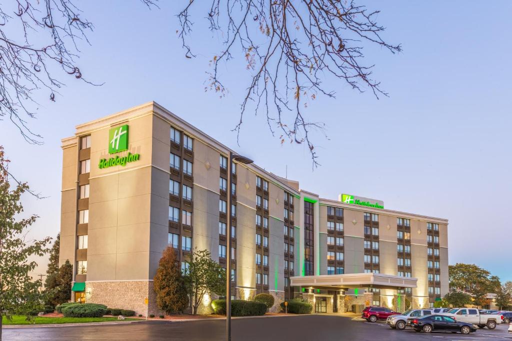 un hotel con un cartel en la parte delantera en Holiday Inn Rockford, an IHG Hotel, en Rockford