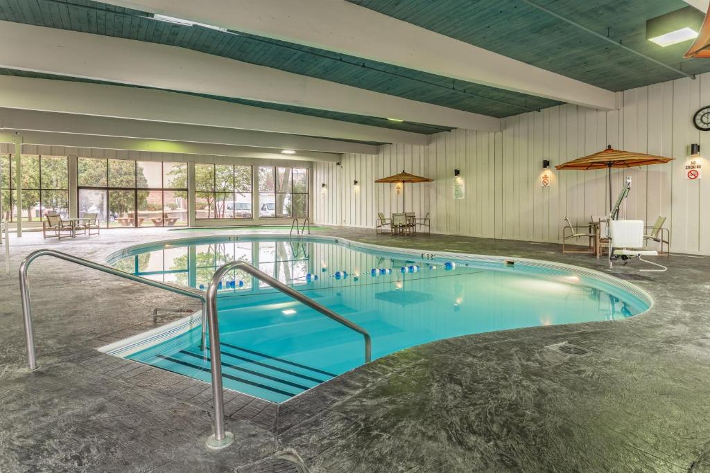 a large swimming pool in a hotel room at Holiday Inn Rockford, an IHG Hotel in Rockford