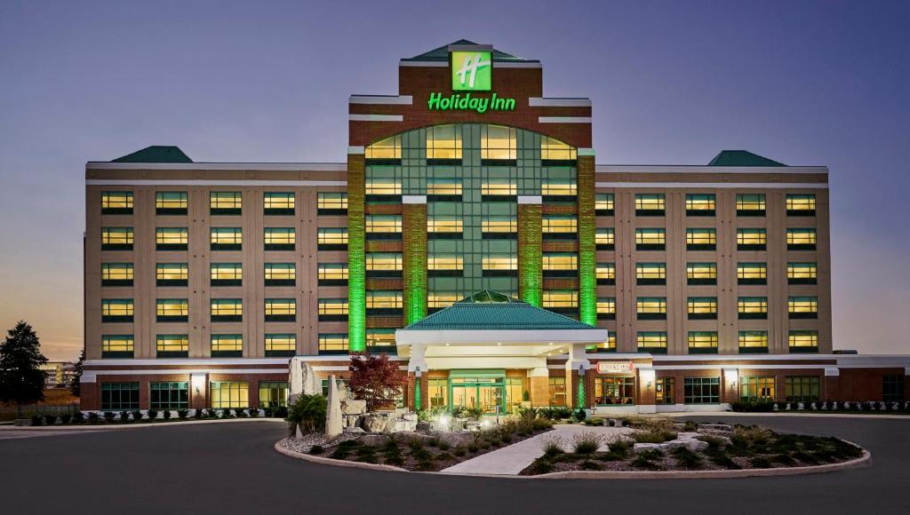 オークビルにあるHoliday Inn & Suites Oakville at Bronte, an IHG Hotelの時計付きのホテルの建物