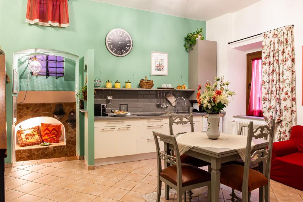 cocina con mesa y chimenea en Casa Masci, en Tívoli