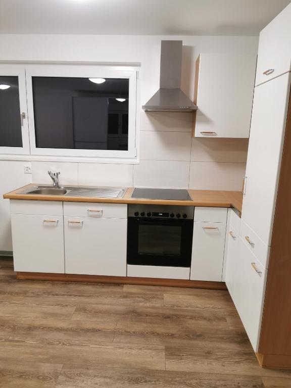 Kuchyň nebo kuchyňský kout v ubytování Studio Rämschfädra