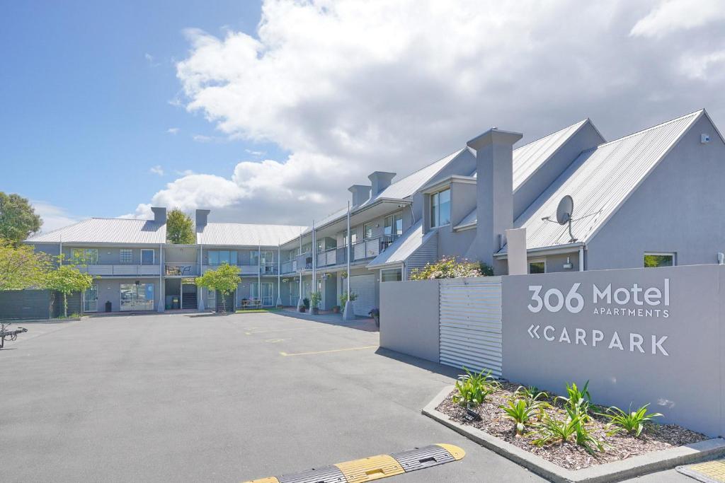 un bâtiment avec un parking en face de celui-ci dans l'établissement 306 Motel Apartments, à Christchurch
